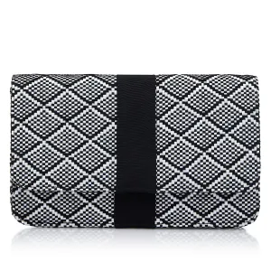 Clutch con patrón geométrico blanco y negro