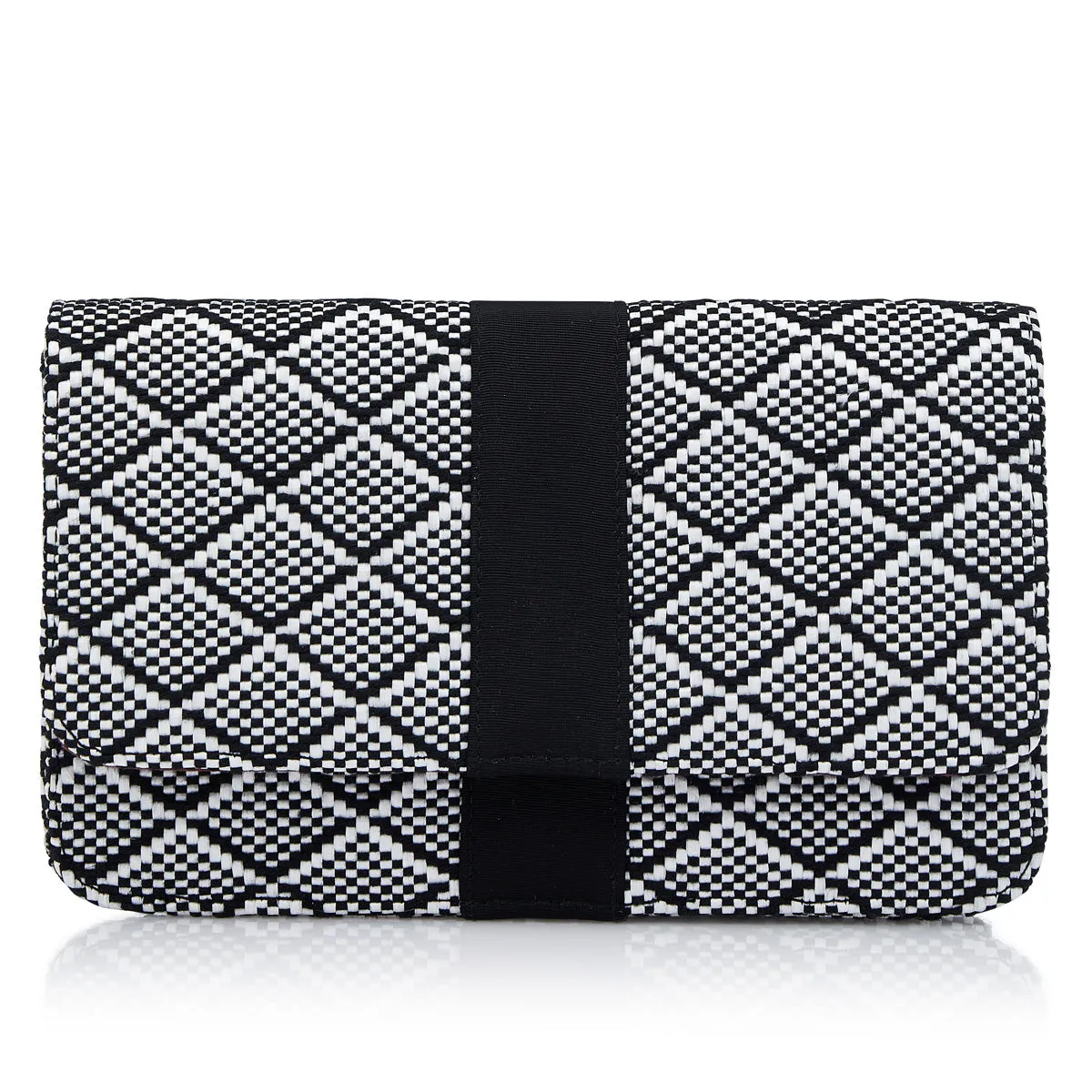 Clutch con patrón geométrico blanco y negro