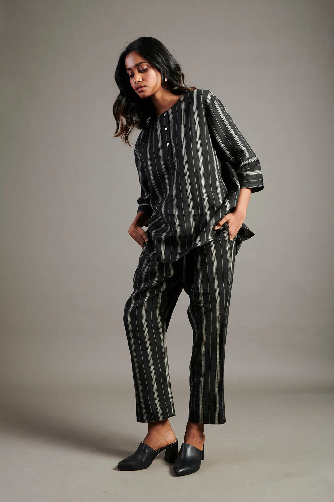 Dhaari Linen Pleated Pants