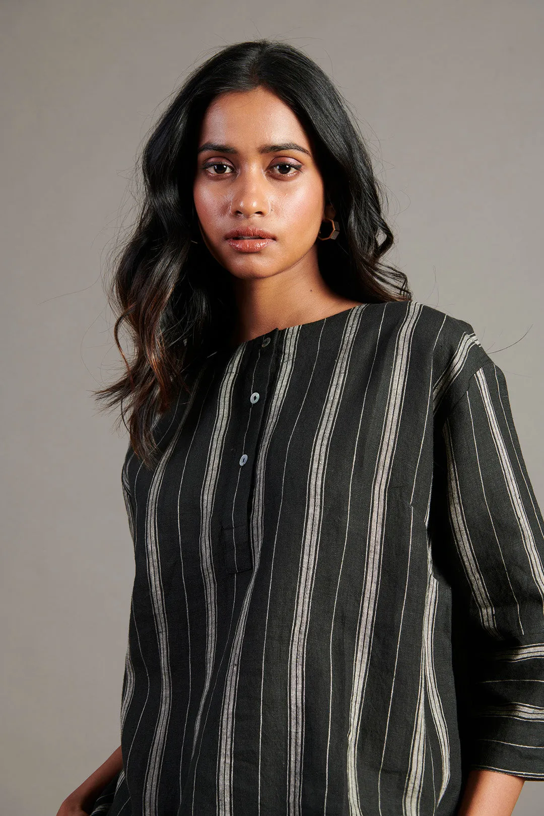 Dhaari Linen Short Kurta