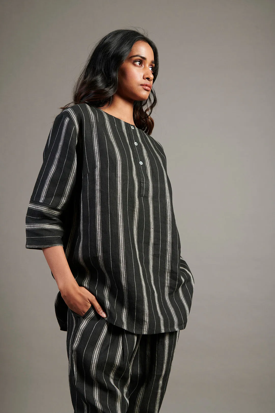 Dhaari Linen Short Kurta